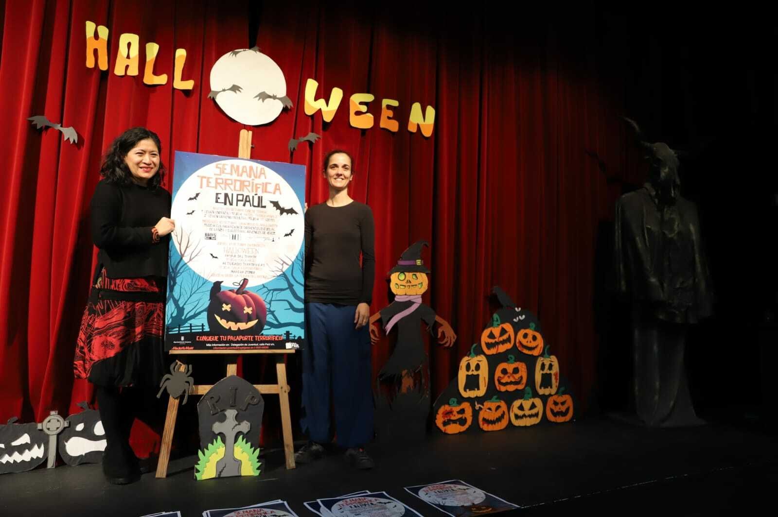 La delegada de Juventud, Ana Hérica Ramos, con el cartel de las actividades.