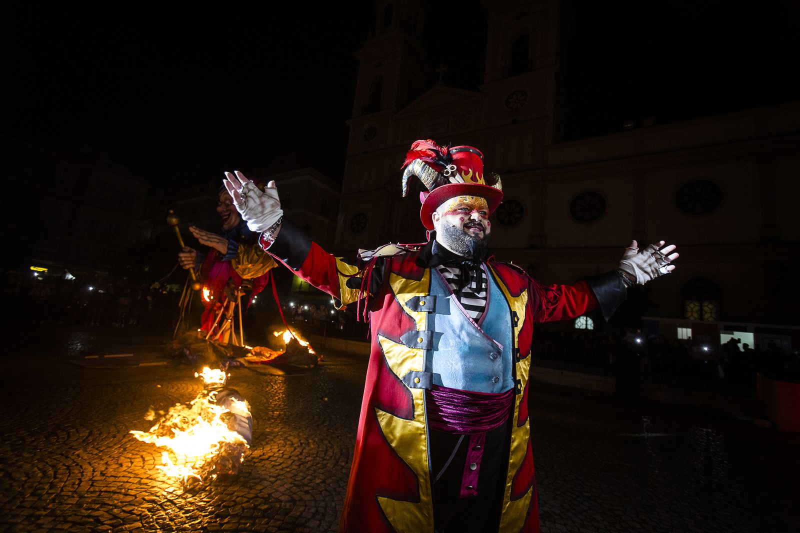 Las imágenes del pregón y la quema del Dios Momo