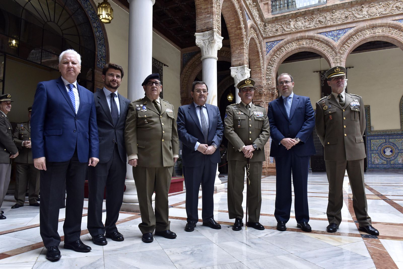 El vicepresidente del Consejo de Cofradías; Antonio Piñero; el portavoz adjunto del grupo municipal popular, Beltrán Perez; el general de Caballería Fernando Abancens; el presidente del Consejo de Hermandades, Joaquín Sainz de la Maza; el teniente general jefe de la Fuerza Terrestre, Juan  Gómez de Salazar; el redactor jefe de Diario de Sevilla, Carlos Navarro; y el jefe del Estado Mayor de la Fuerza Terrestre, Carlos Palacios.