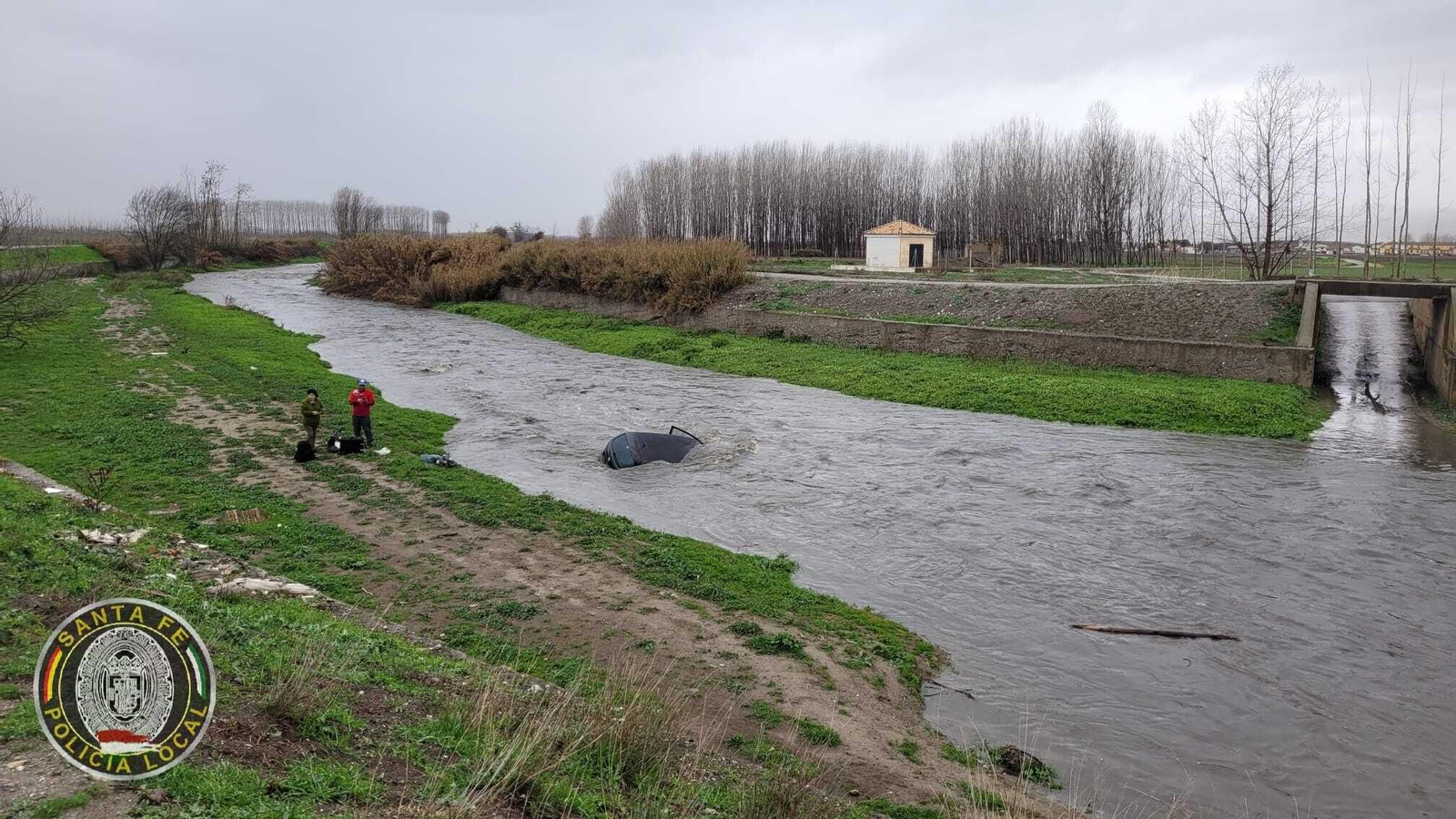 El coche permanece en el cauce del río Genil entre El Jau y Pedro Ruiz