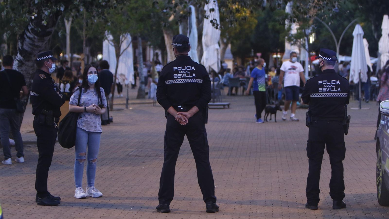 Dispositivo policial contra la botellona en la Alameda de Hércules.