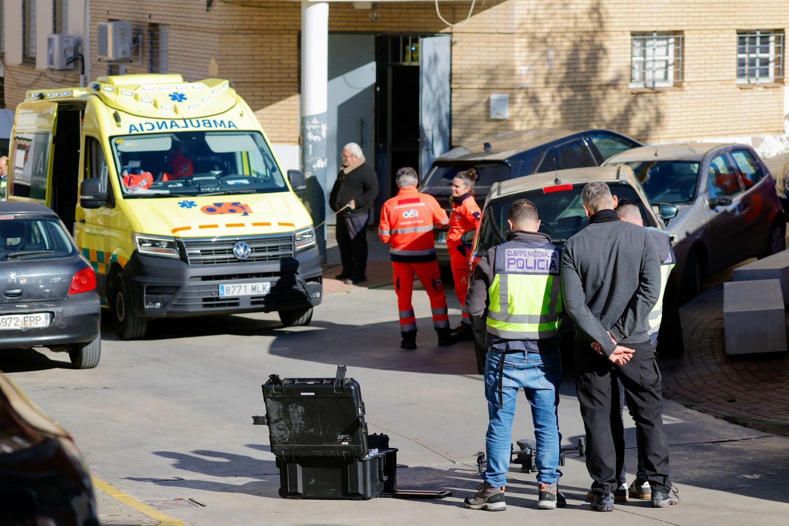 Efectivos de emergencias sanitarias en la calle Melilla de Camas