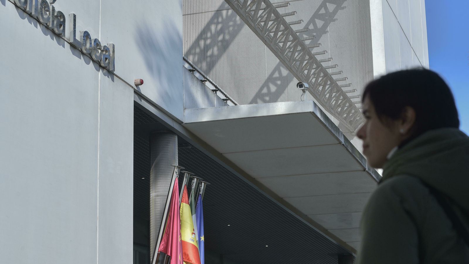 La entrada de la Jefatura de la Policía Local, custodiada por una cámara.