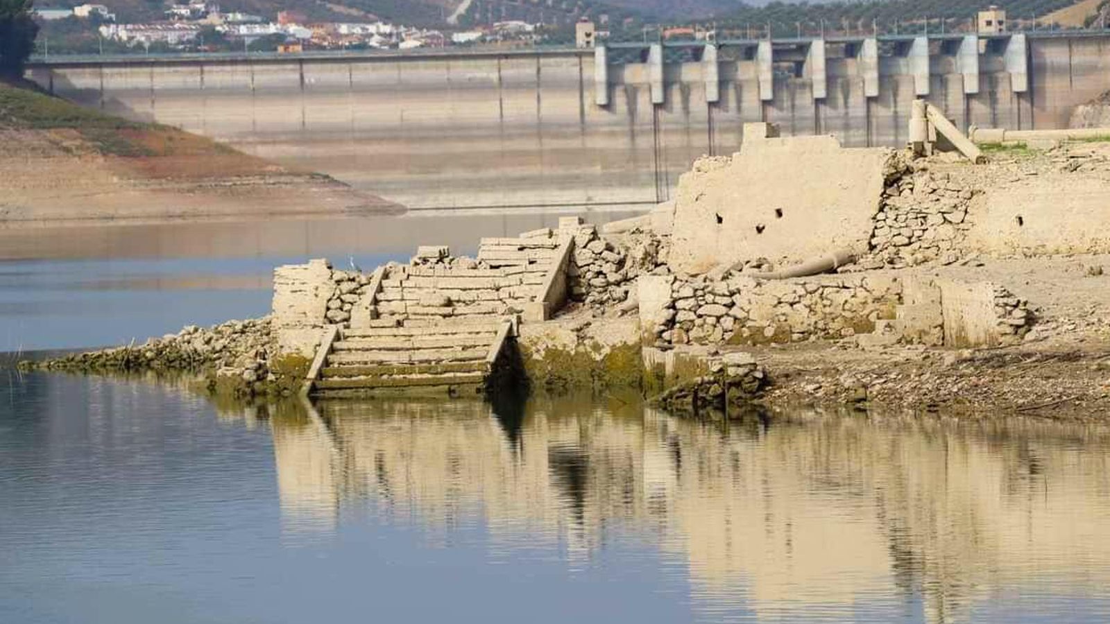 Unas ruinas, con la presa de fondo. Unas ruinas, con la presa de fondo.