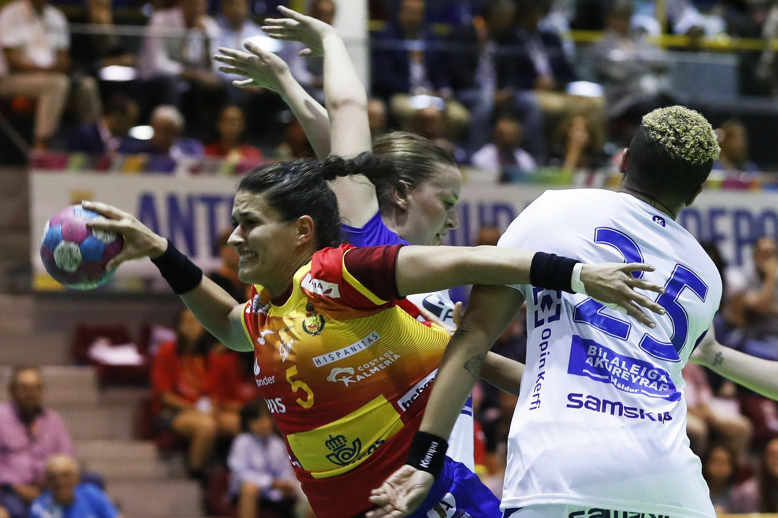 Una jugadora española, ante dos islandesas.