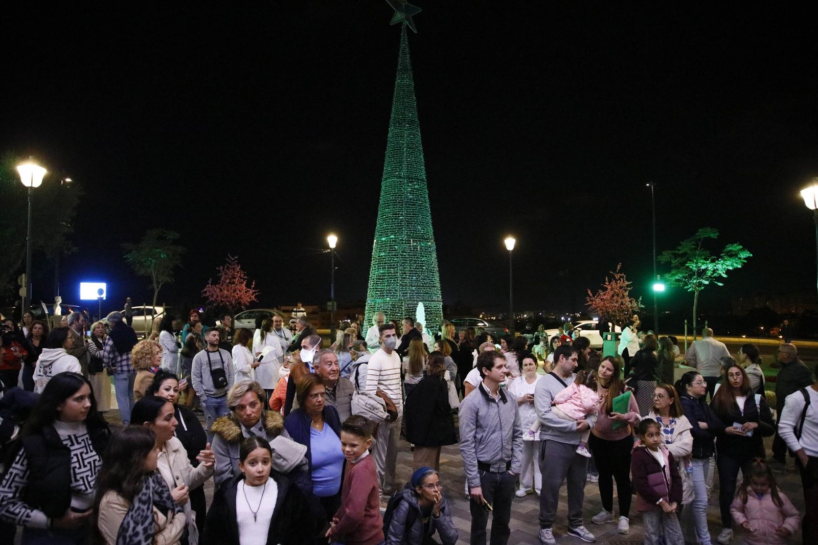 Las imágenes del encendido de la iluminación navideña en el Hospital Torrecárdenas de Almería