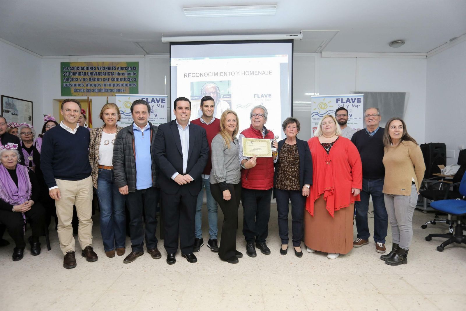 Vecinos y políticos de diverso signo se dieron cita en el homenaje de la Flave a Fernando Durán.