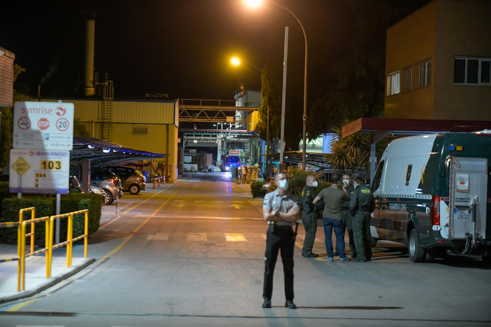 La deflagración registrada en una fábrica de perfumes de Armilla, en imágenes