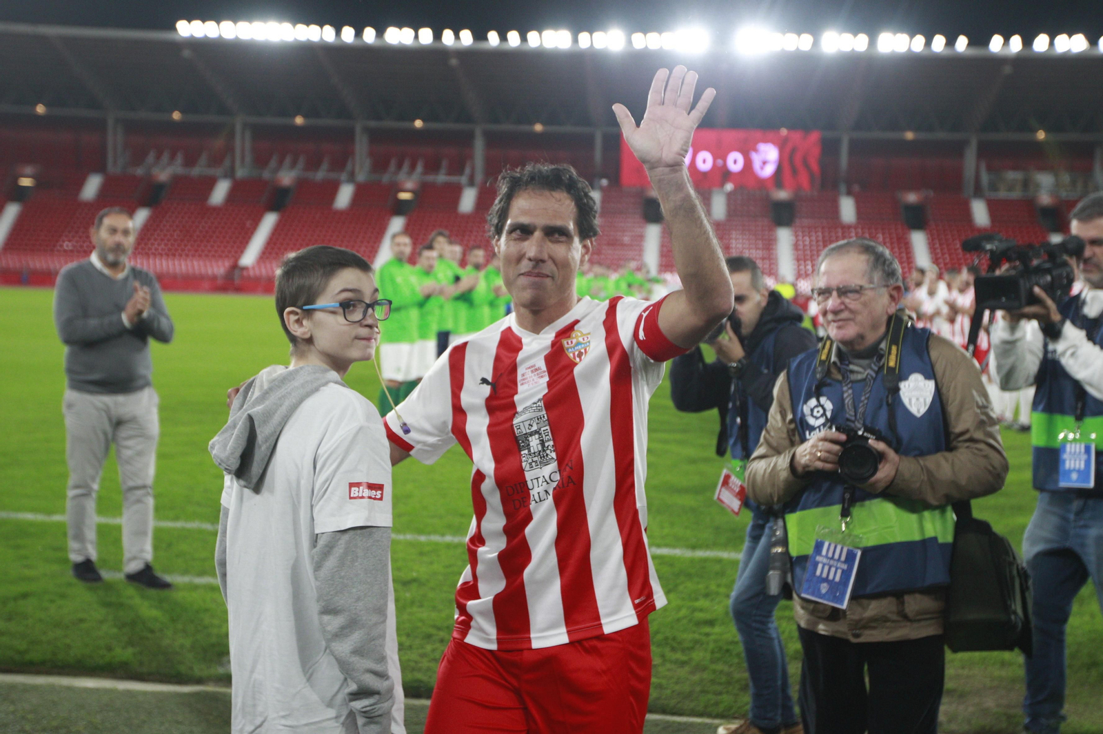 Imágenes del partido homenaje al 'eterno' capitán de la U.D. Almería, José Ortiz