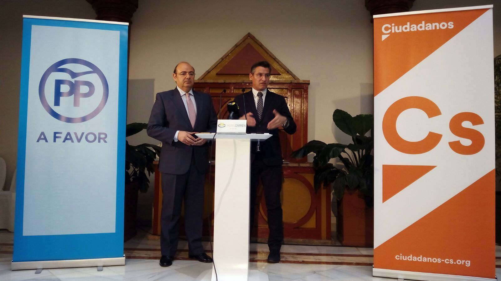 Los portavoces de ambos grupos políticos, durante la rueda de prensa.