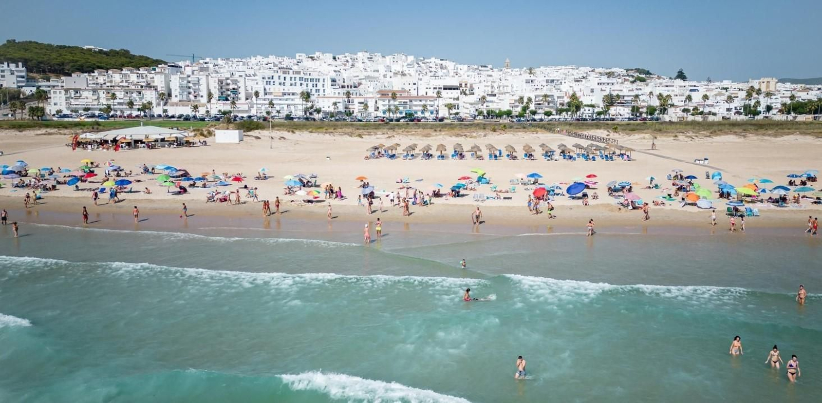 Vistas del pueblo de Conil de la Frontera desde la playa de Los Bateles