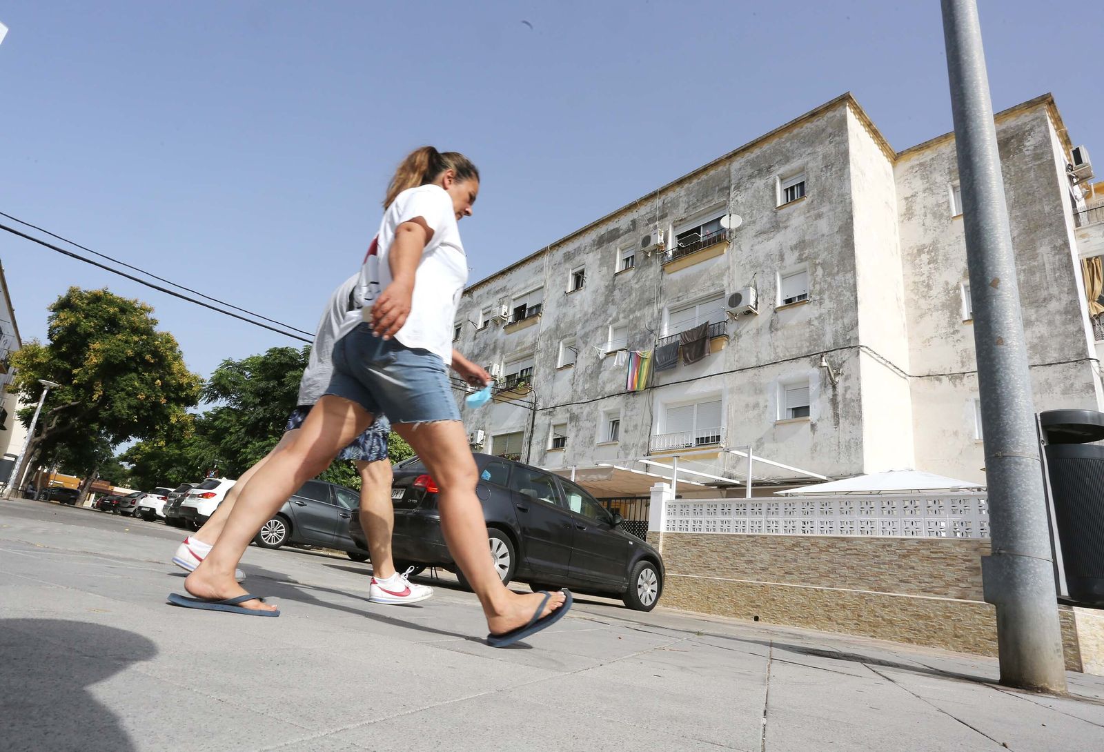 Dos personas pasean por la barriada de La Constancia, el pasado viernes.