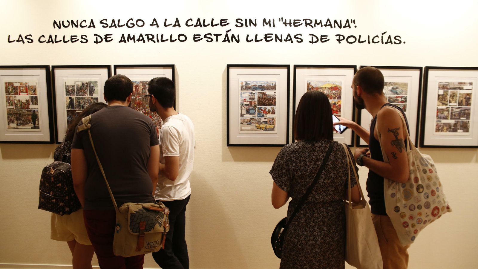 Visitantes en la exposición de Guarnido