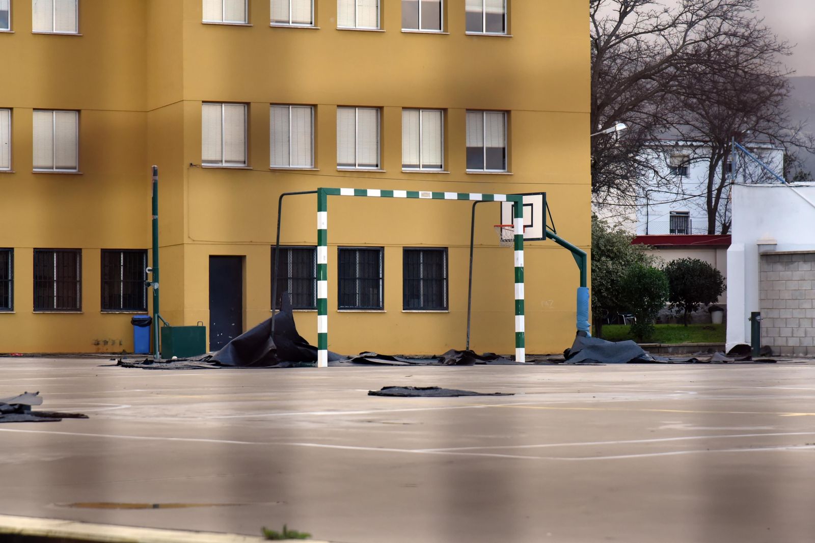 Piezas de tela asfáltica desprendidas del colegio Andalucía, el pasado jueves.