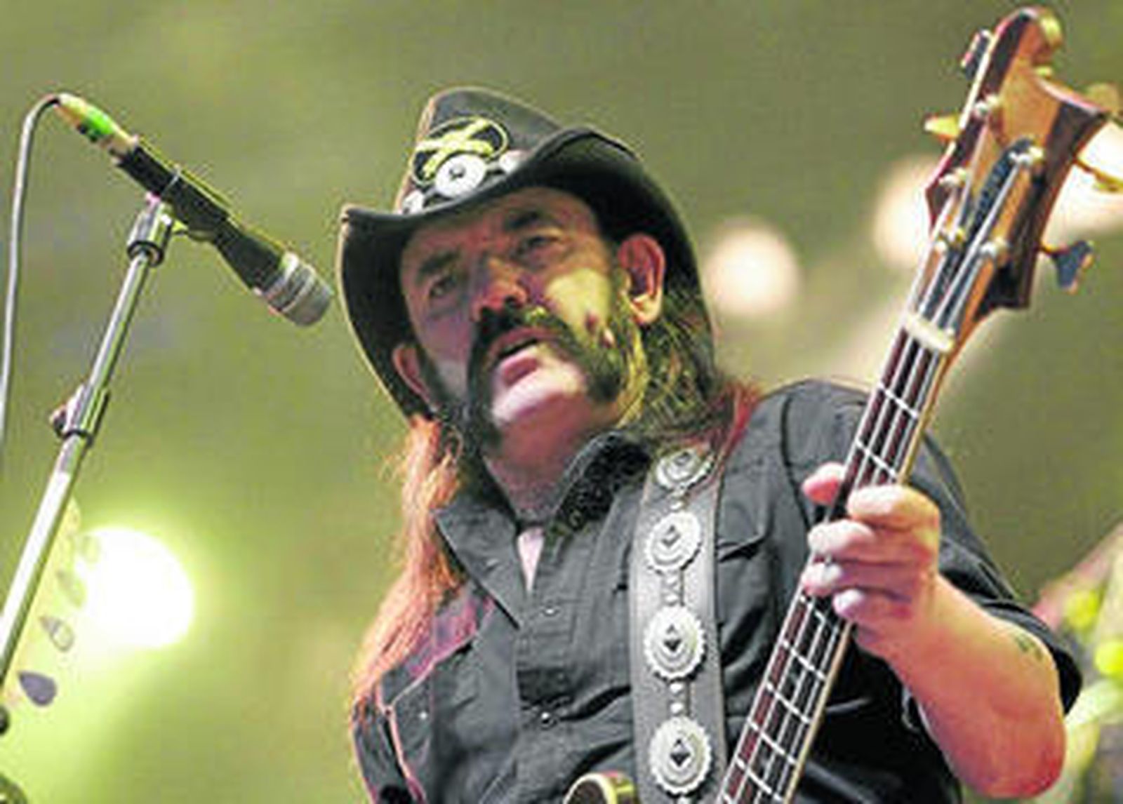 Lemmy Kilmister, cantante de Motörhead, durante un concierto en 2010 en el Paléo Festival de Nyon (Suiza).