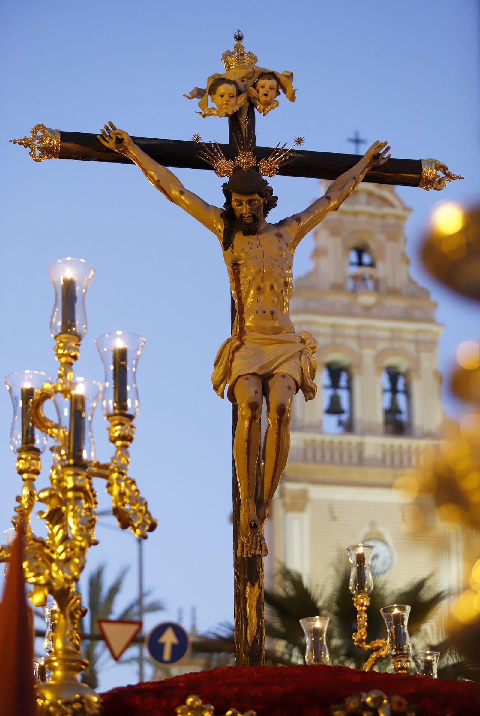 La Hermandad de Los Judíos en su recorrido por las calles de Huelva en el Jueves Santo