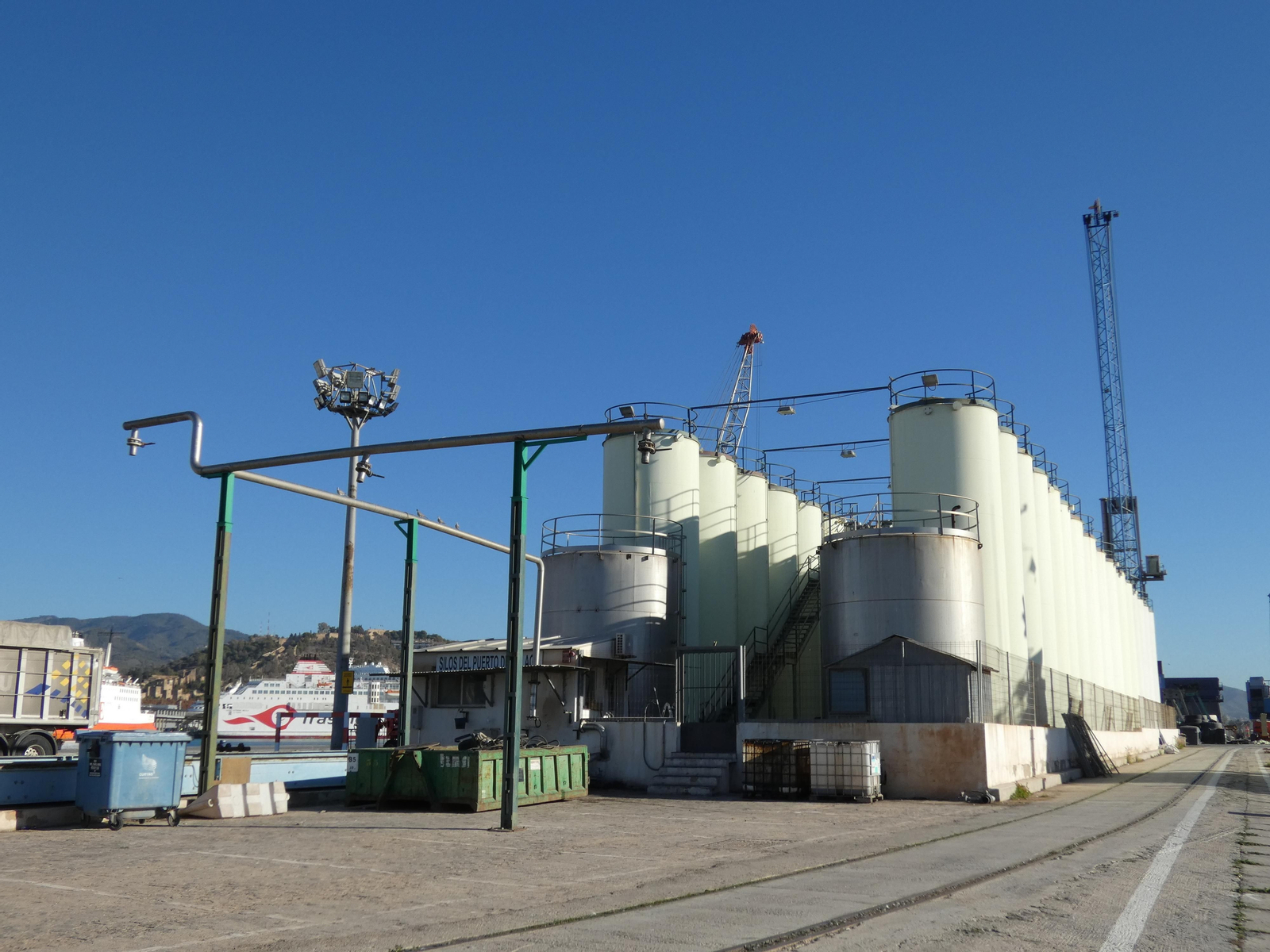 El puerto de Málaga mejora sus capacidades para la importación y exportación de aceite