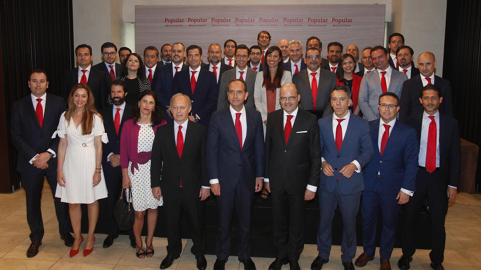 Fotografía de familia de los directivos de Banco Popular Grupo Santander.