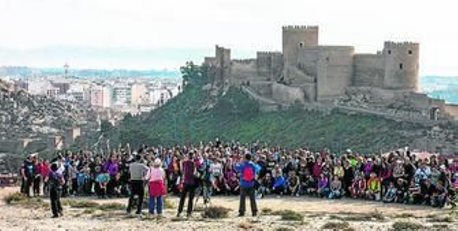Más de 300 personas asistieron a la última ruta guiada realizada por la asociación La Chanca-Pescadería, de fondo, la imponente Alcazaba.