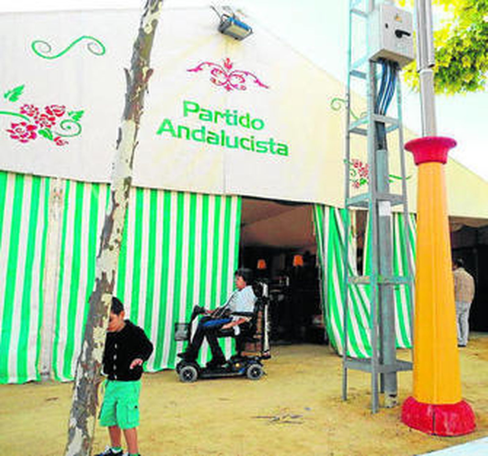 Miembros de la asociación "Las Canteras", valoran la accesibilidad.