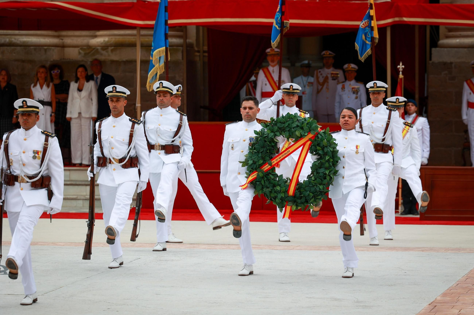 Las imágenes de la entrega de despachos a los nuevos suboficiales de la Armada que ha presidido el Rey en San Fernando