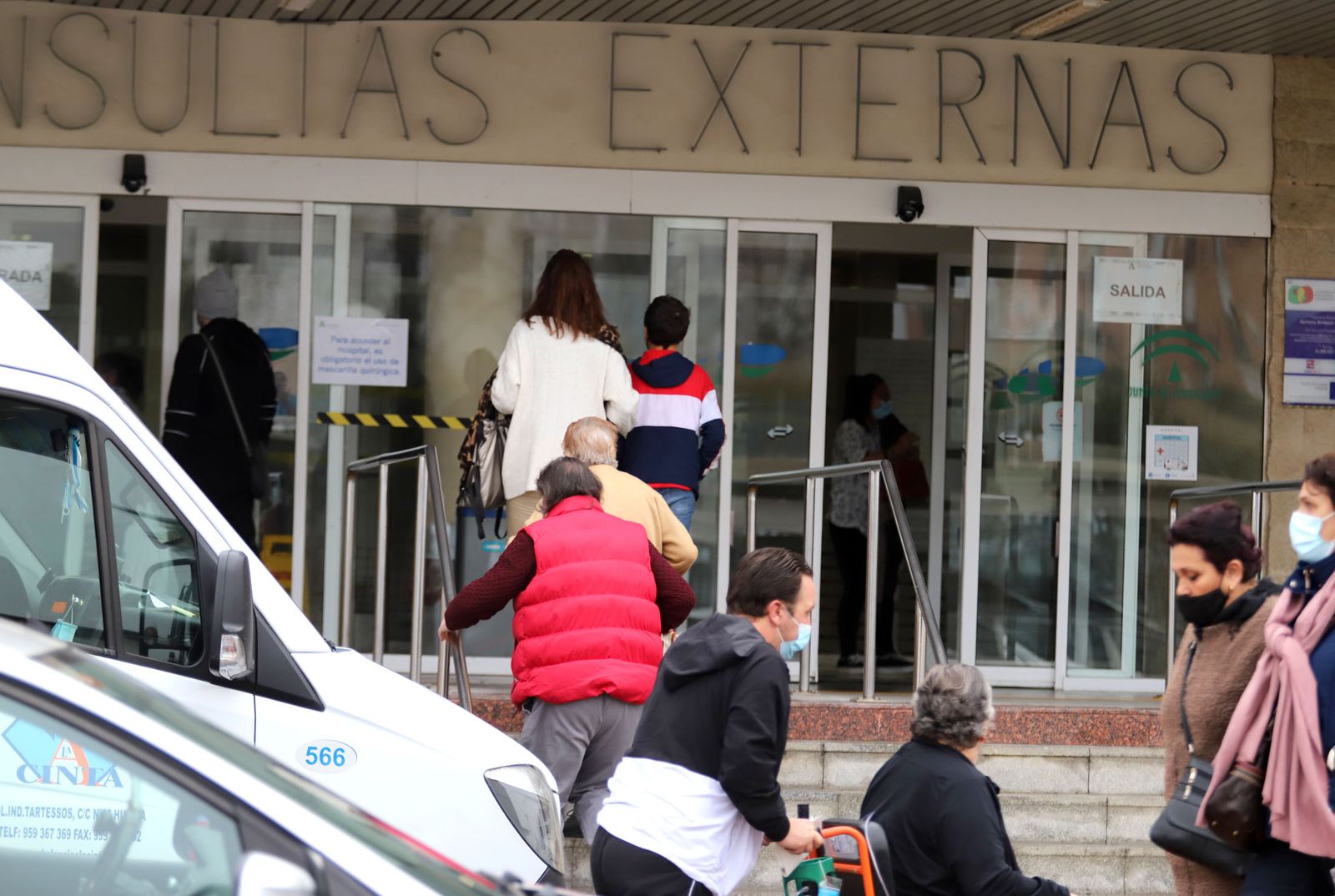 Accesos de consultas externas del Juan Ramón Jiménez en la jornada de ayer.