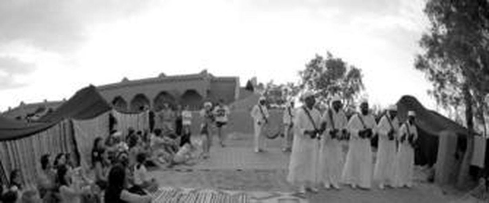 El albergue Itran cuenta con varias habitaciones entre sus instalaciones y con espacios abiertos para los viajeros que quieran descansar.