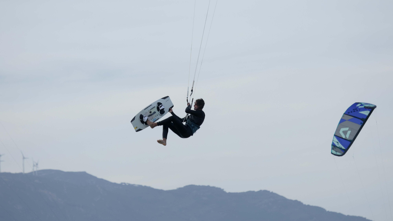 Las fotos del velero encallado en la playa chica de Tarifa