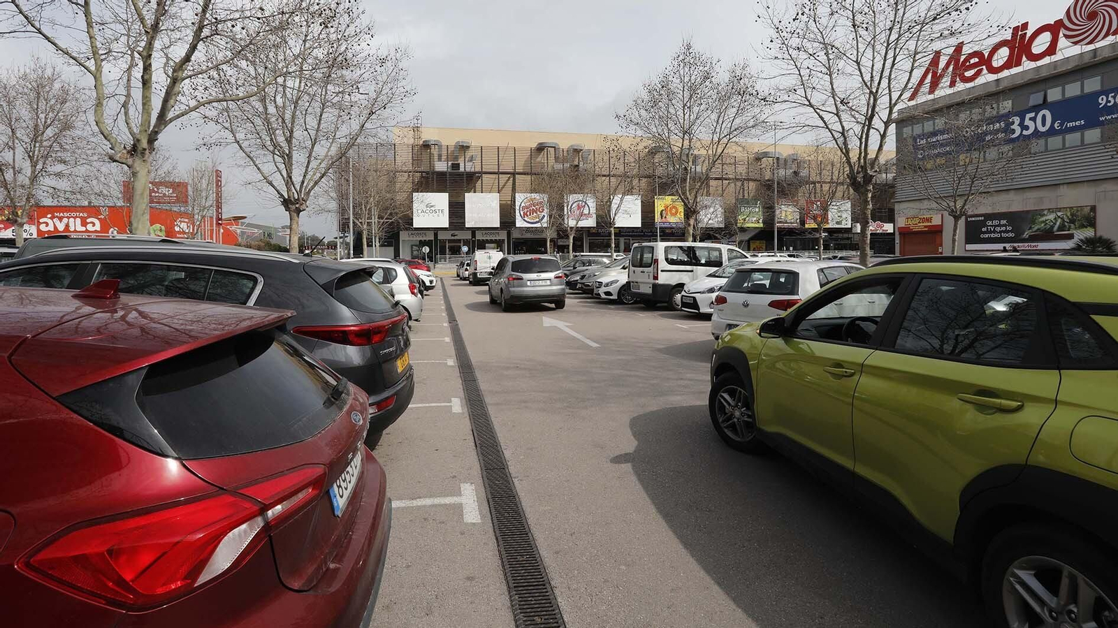 Vehículos estacionados en un aparcamiento del polígono de Palmones, en Los Barrios.