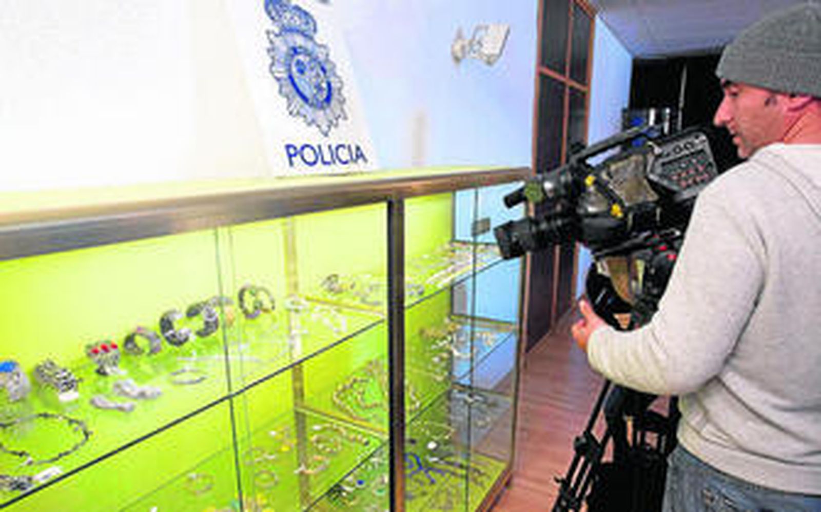 Exposición de joyas en una comisaría de la Policía.