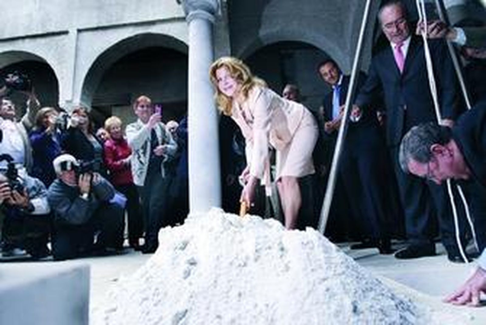 Carmen Thyssen se dispone a contribuir a la puesta de la primera piedra de su museo, ayer, en el palacio Villalón.