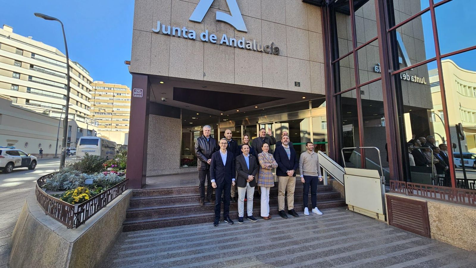 Los delegados posan en la puerta del edificio Andalucía Junta de la plaza Barcelona donde ha tenido lugar la reunión semanal de coordinación