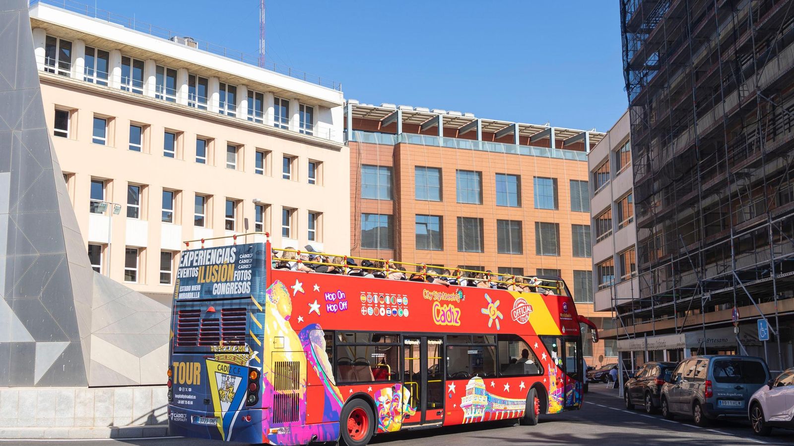 Los buses turísticos van llenos los días en los que llega algún crucero al puerto de Cádiz
