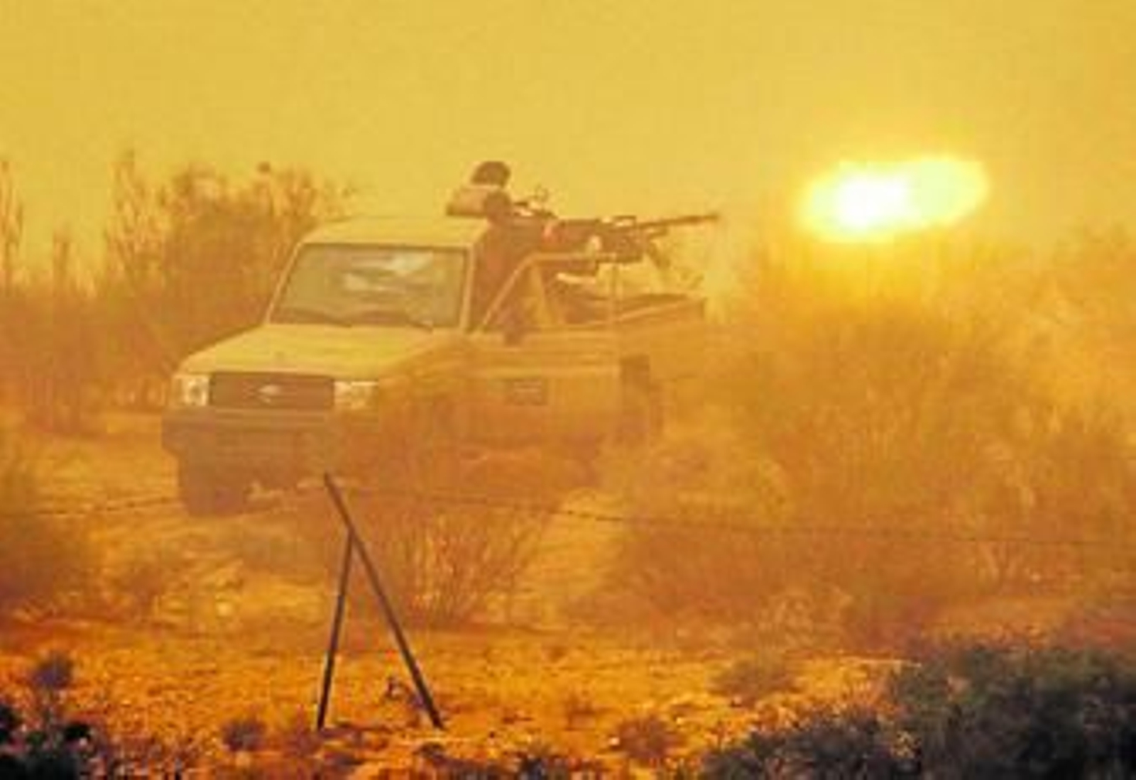 Rebeldes libios disparan desde una camioneta contra las posiciones del Ejército de Gadafi.