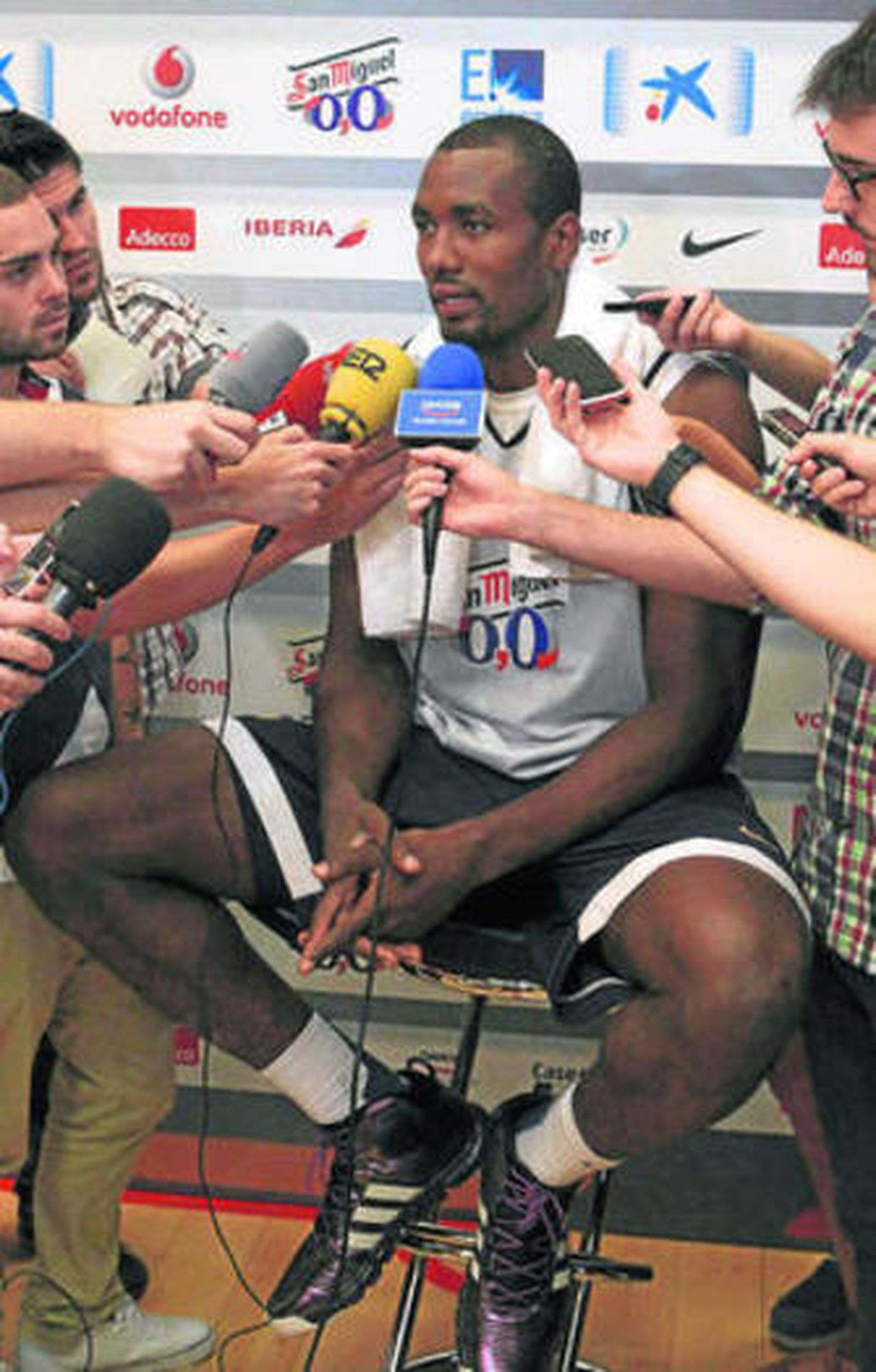 Serge Ibaka atendiendo a los medios ayer en la concentración.