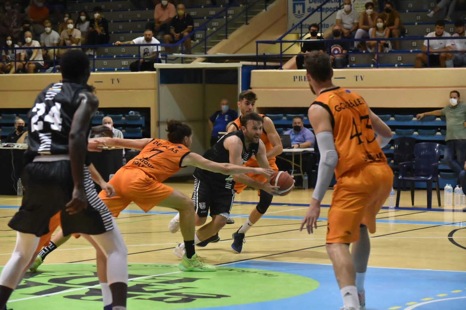 Miki Ortega, con el balón en el Udea-Enrique Soler.