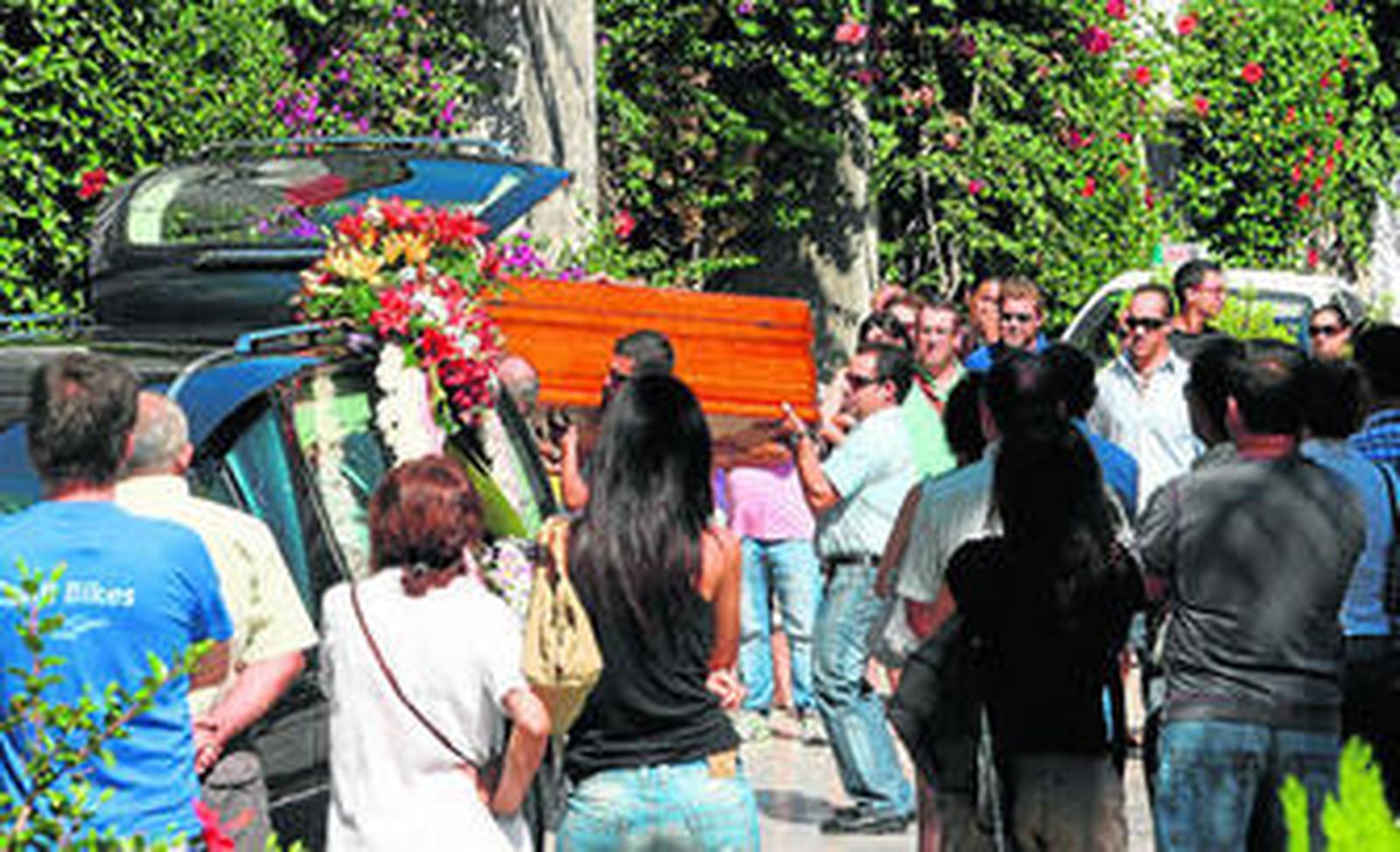 El féretro con el cuerpo sin vida de la joven Isabel, llegando ayer a la parroquia de Nuestra Señora de la O de Chipiona para el funeral.