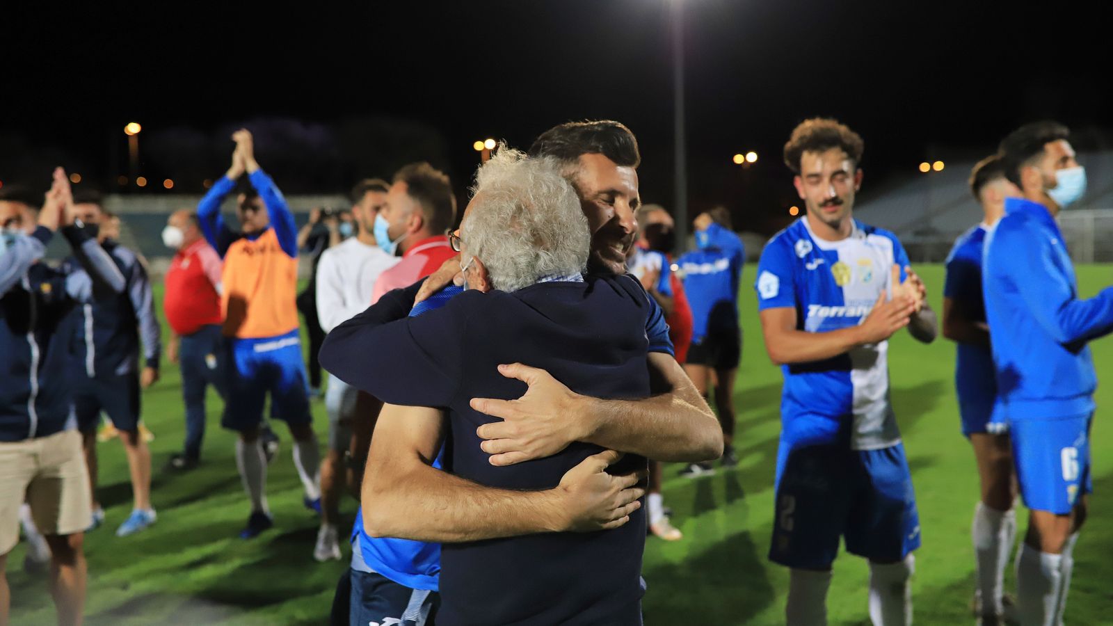 Álex Colorado se abraza a Rafa Verdú, presidente de honor azulino, al final del partido del domingo.
