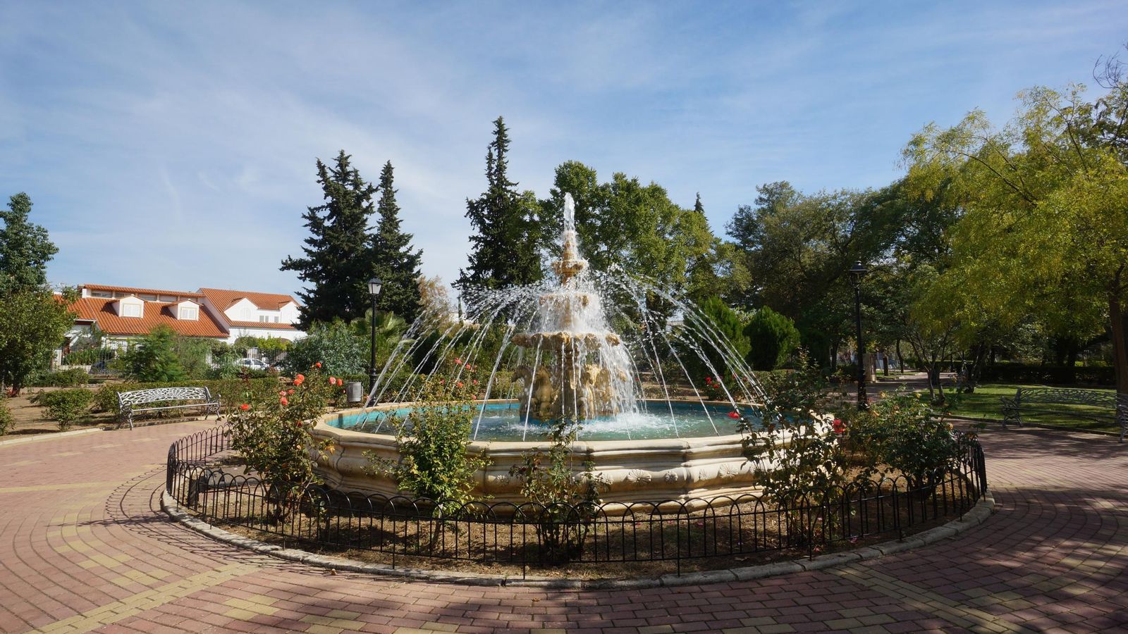 La monumental fuente del parque de la Carbonífera antes de ser destrozada.