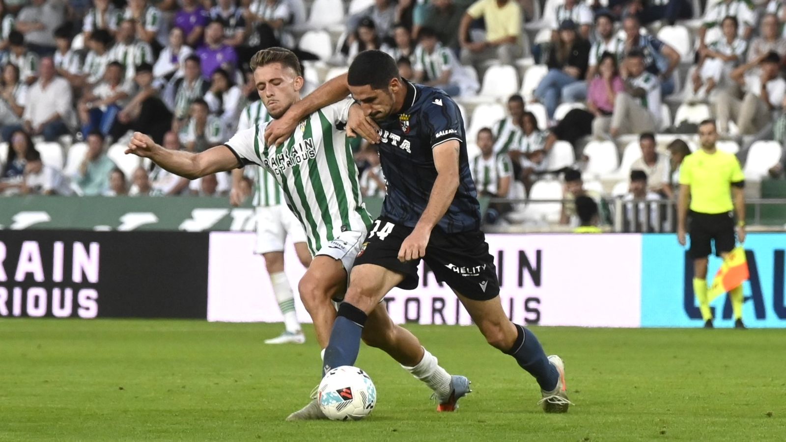 Isma Ruiz y Bodiger luchan por el balón en el Córdoba CF - Ceuta de la primera vuelta.