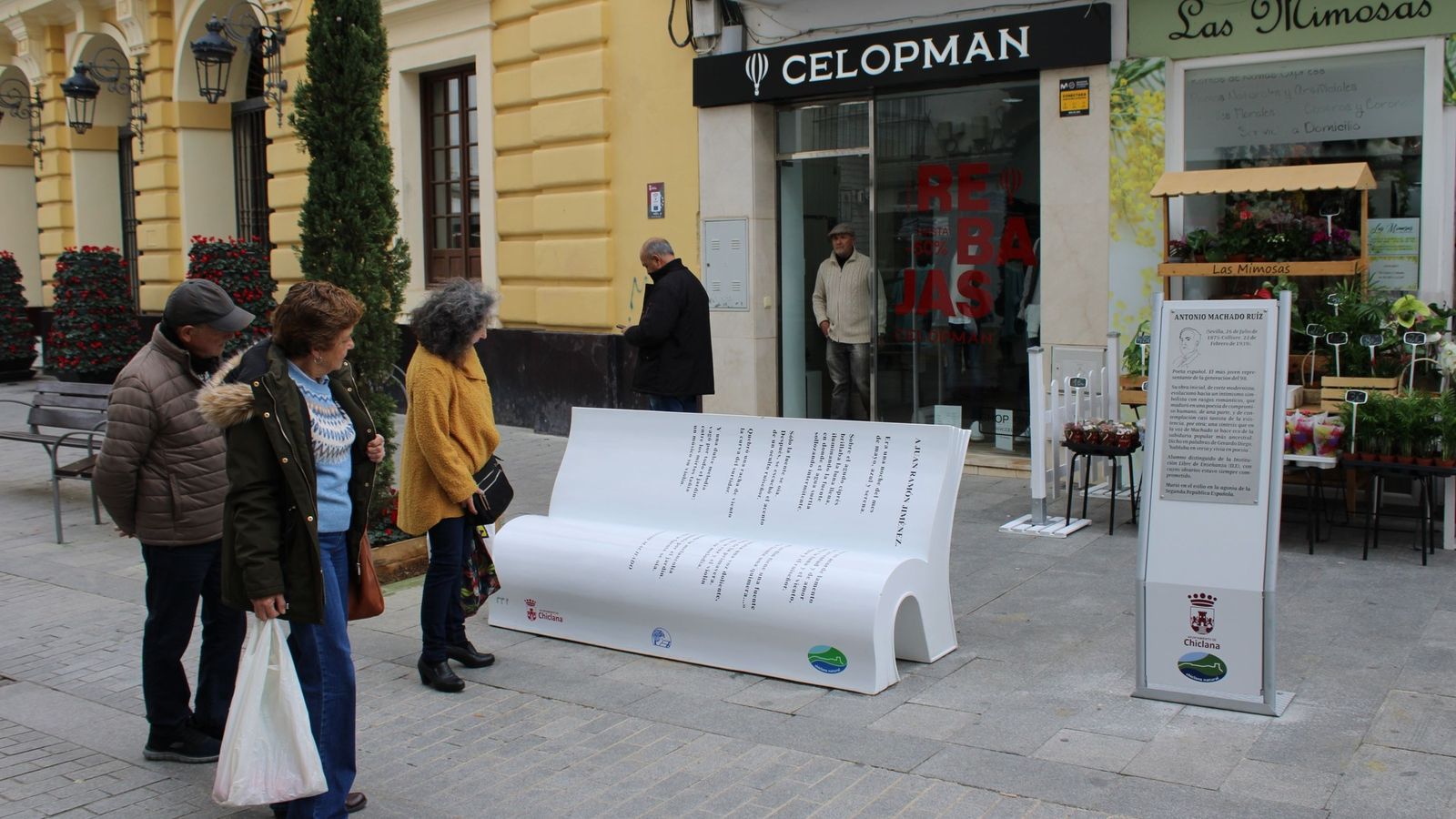 Banco-libro de Antonio Machado en la puerta del Ayuntamiento de Chiclana