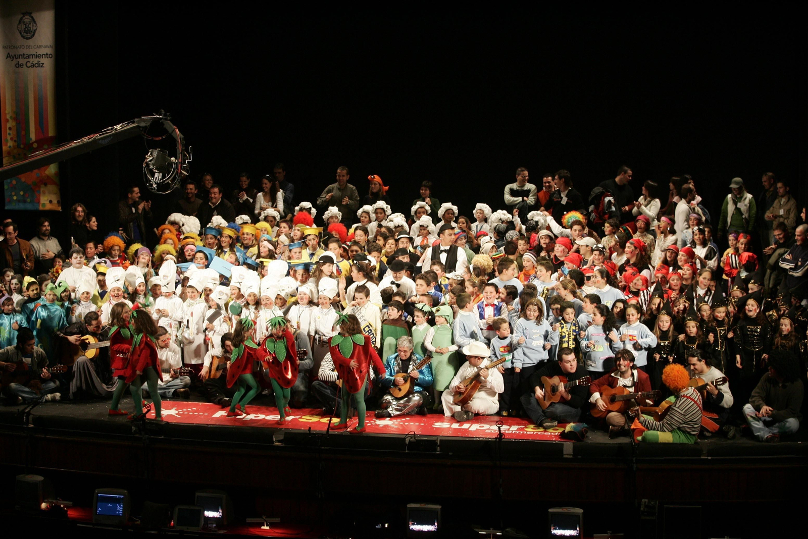 Los alumnos de los colegios de Cádiz participantes en la iniciativa 'El Carnaval en la Escuela' cantaron todos juntos el tango 'Los Duros Antiguos' sobre el escenario del Falla.