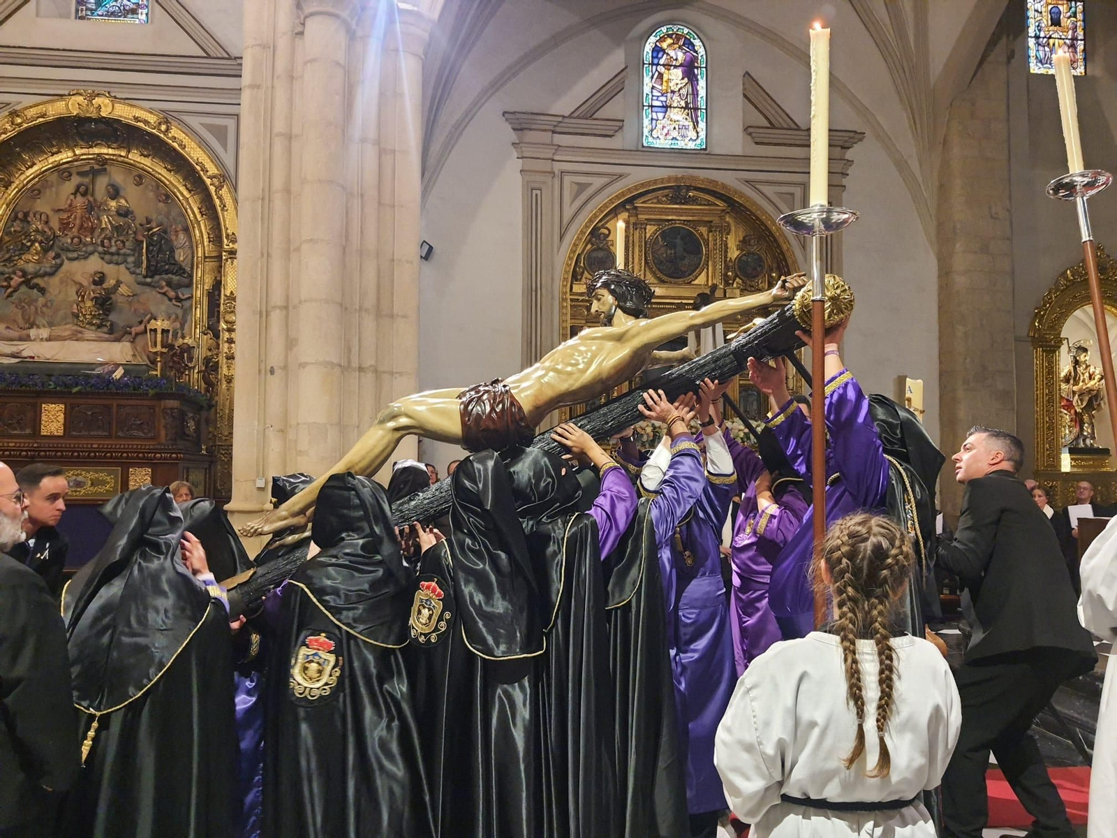Traslado de la imagen durante los Oficios del Viernes Santo.