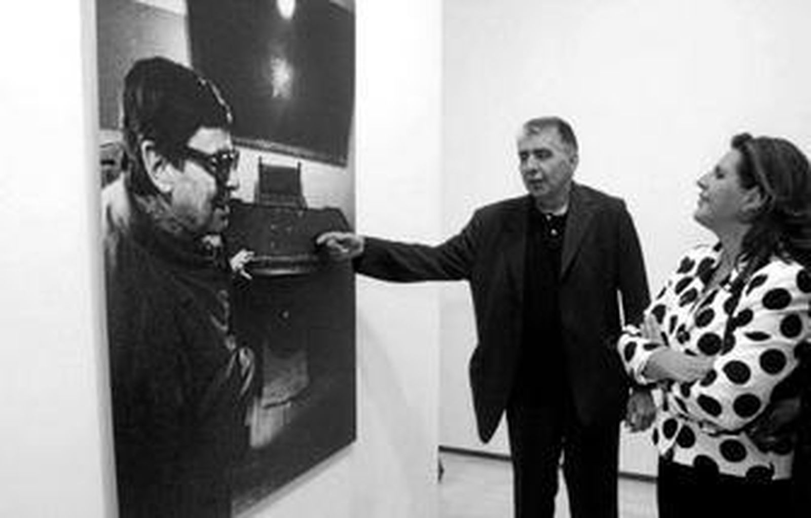 Manuel Falces muestra una fotografía de su amigo José Ángel Valente a Rosa Torres, entonces consejera de Cultura.