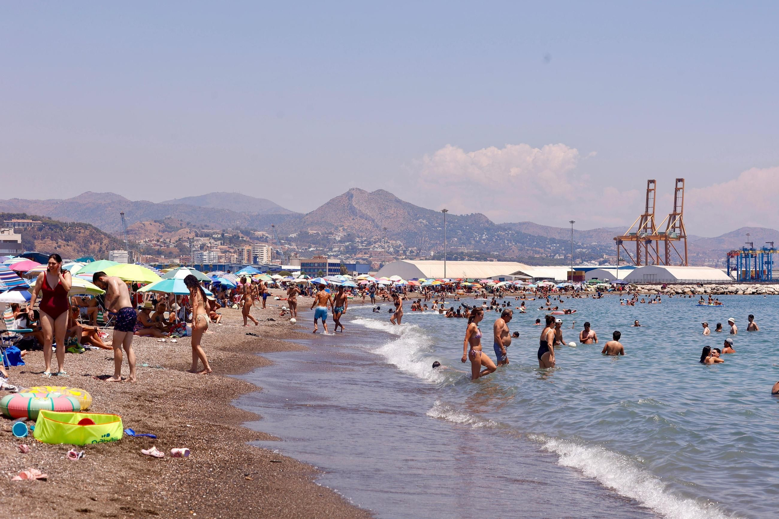 Las playas de Málaga llenas este domingo, en imágenes