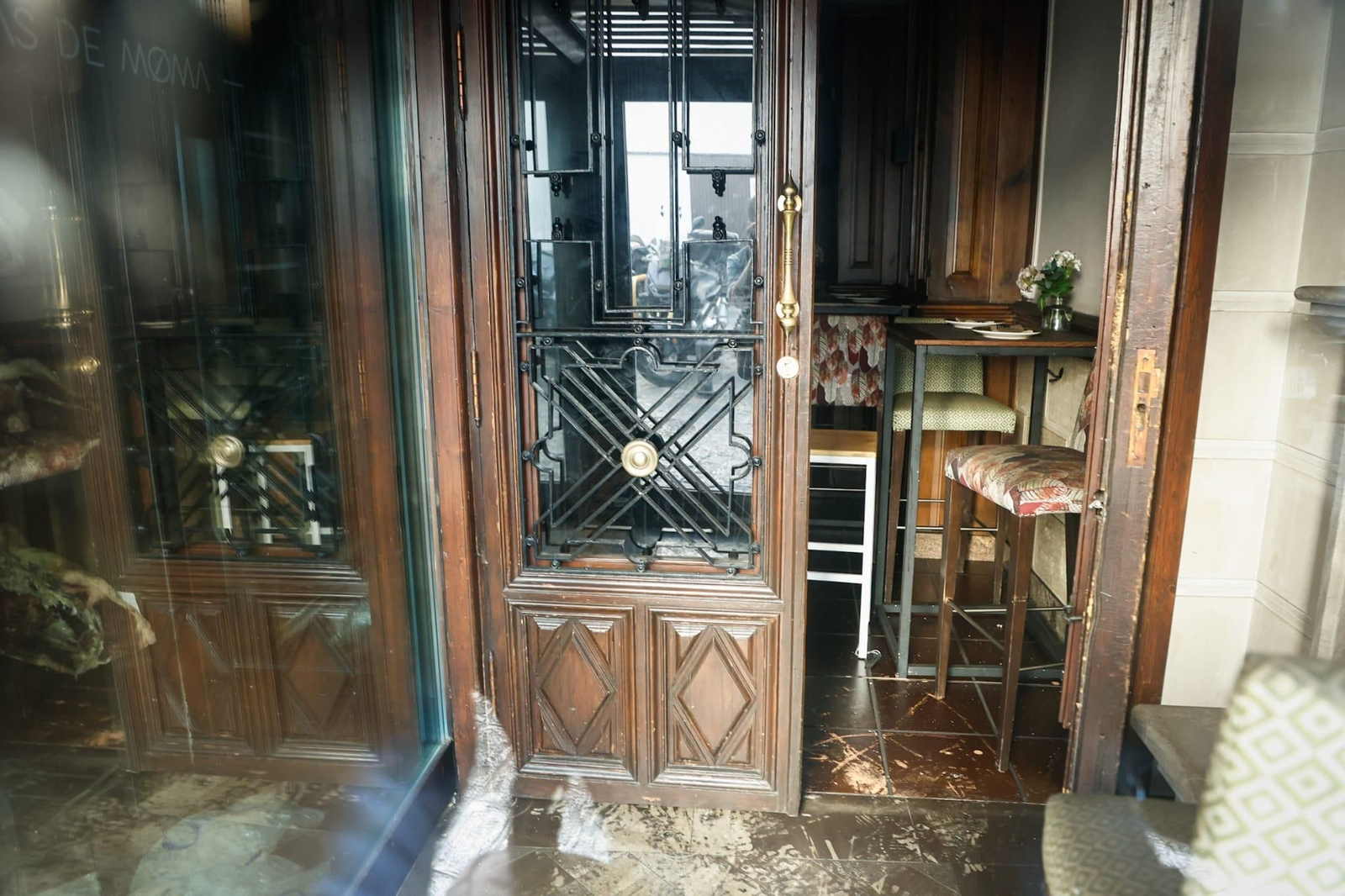 Hollín en el suelo del restaurante incendiado anoche en Granada