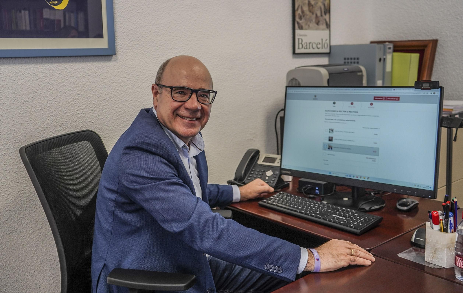 El rector de la UGR, Pedro Mercado, en su despacho.