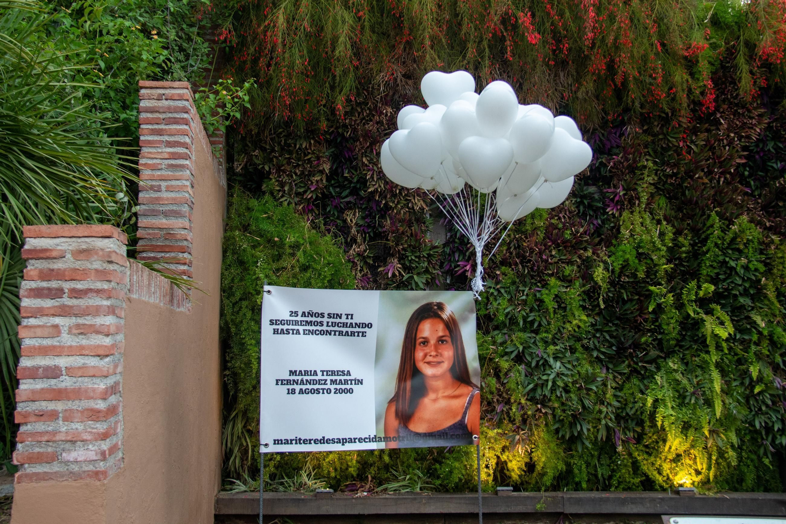 Han lanzado 25 globos blancos por los 25 años que llevan buscando a la joven