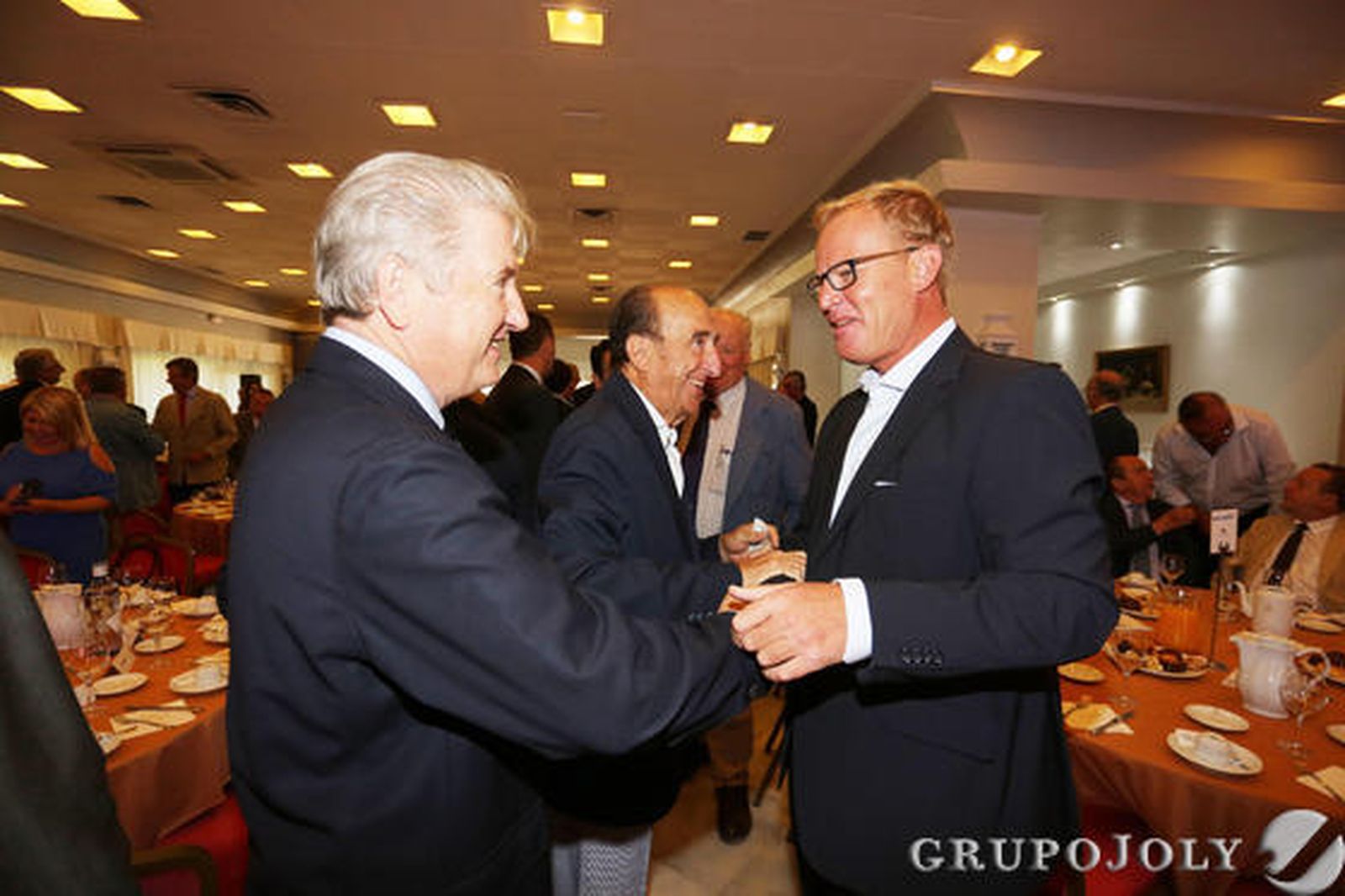 Pedro Rebuelta, viepresidente de González Byass, saluda a Stefaan de Clerck, del grupo hotelero HACE.

Foto: Pascual