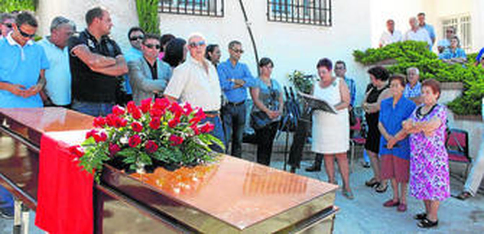 Un momento del acto, ayer, en el cementerio de Órgiva.